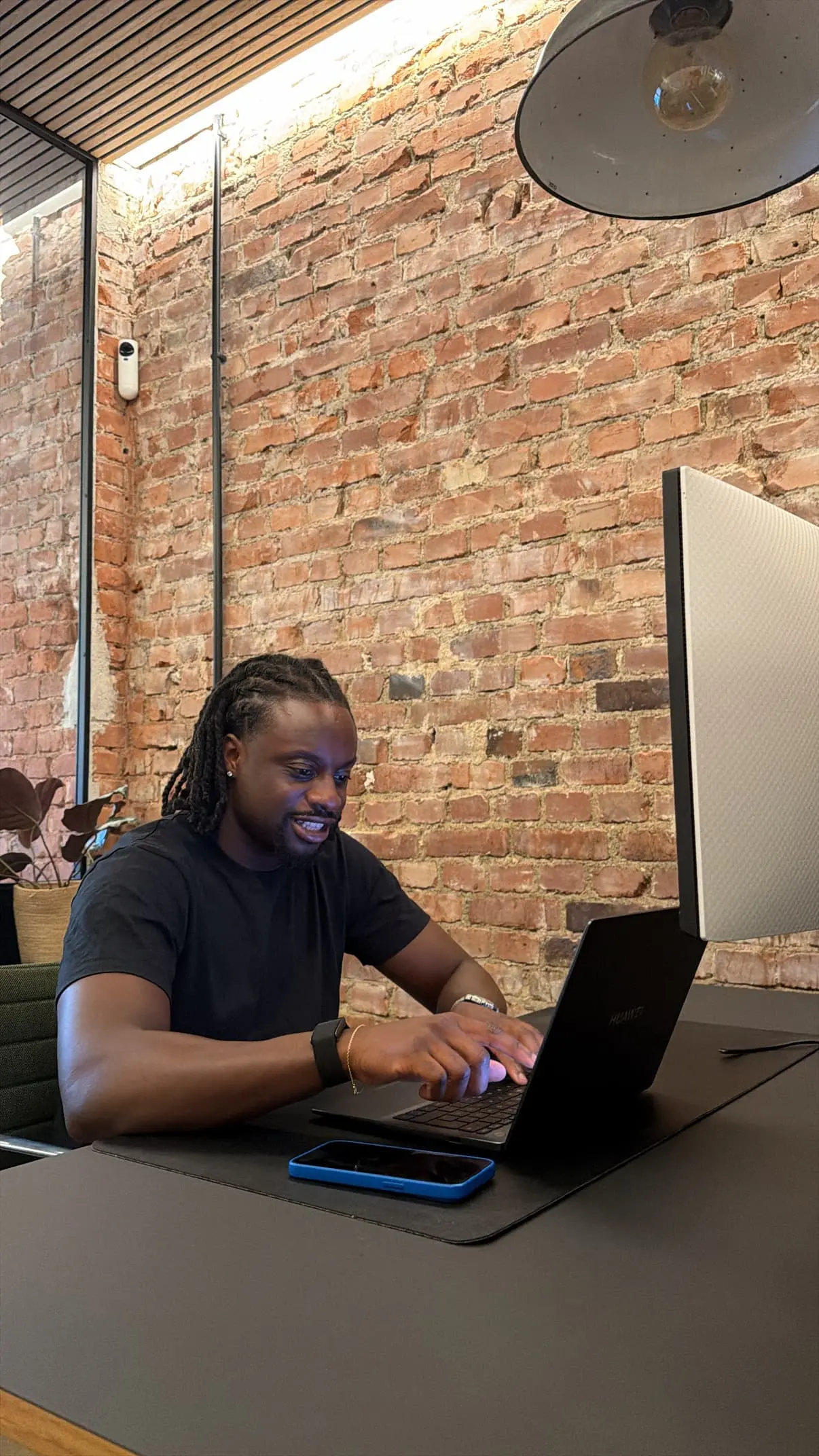 Kwame Luft, Gründer von Luft Solutions, am Laptop im Büro